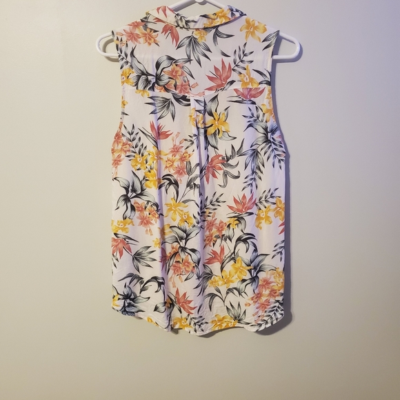 Floral button up tank top - Picture 3 of 3